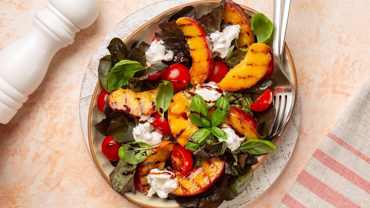 Salade aux pêches grillées et burrata